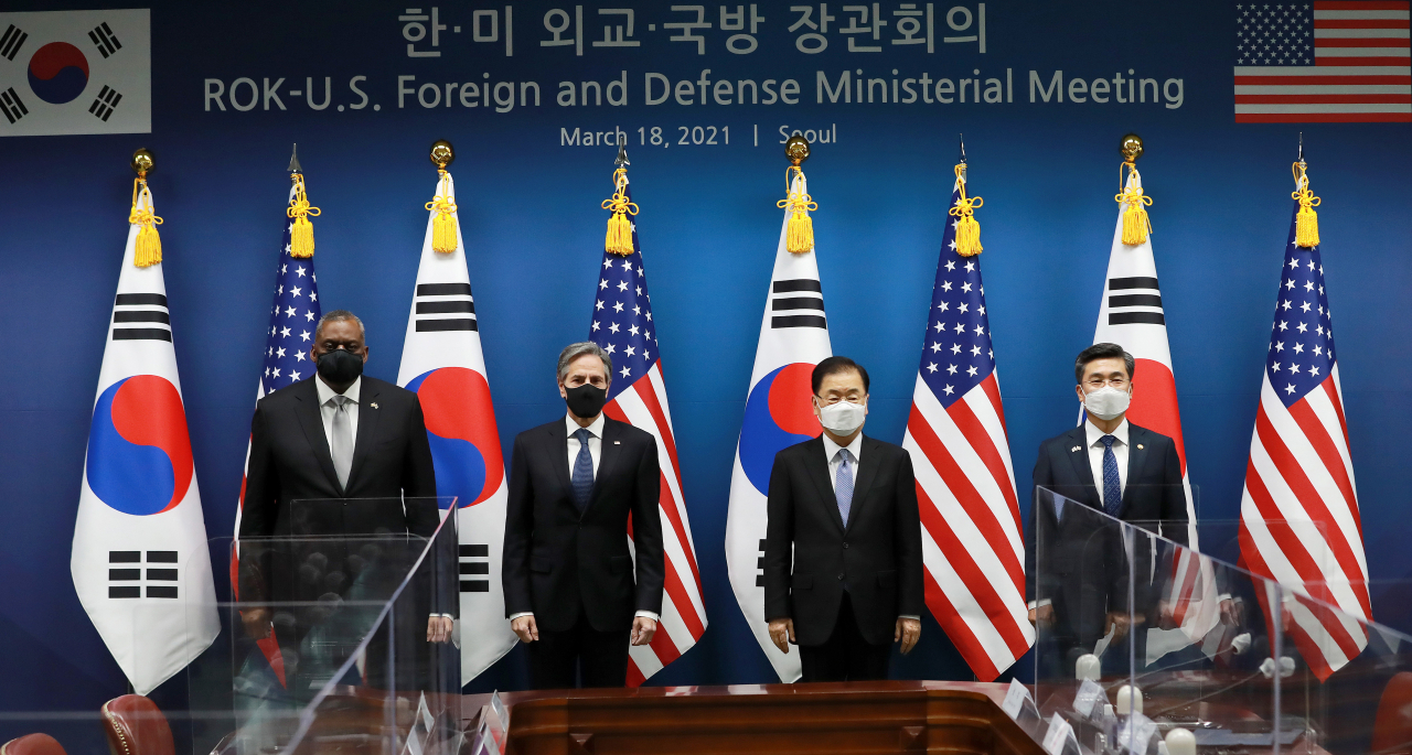 정의용 외교부 장관(오른쪽 두 번째)과 서욱 국방부 장관(오른쪽)이 18일 서울 종로구 외교부 청사에서 열린 한·미 외교·국방 장관 회의에서 토니 블링컨 미국 국무장관(오른쪽 세 번째부터), 로이드 오스틴 미국 국방부 장관과 기념촬영을 하고 있다. [공동사진기자단]