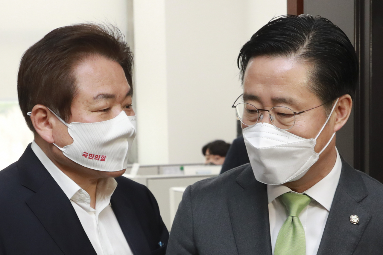 정양석 국민의힘 사무총장(왼쪽)과 이태규 국민의당 사무총장이 18일 오전 서울 여의도 국회에서 오세훈-안철수 서울시장 후보의 야권 단일화 협상 결과 브리핑을 마친 뒤 헤어지고 있다. 양당 사무총장은 "단일화 실무 협상을 벌였지만 끝내 합의에 이르지 못했다"며여론조사를 통해 후보등록 전 단일화하려던 시도가 사실상 불발됐음을 밝혔다. [헤럴드경제=이상섭 기자]