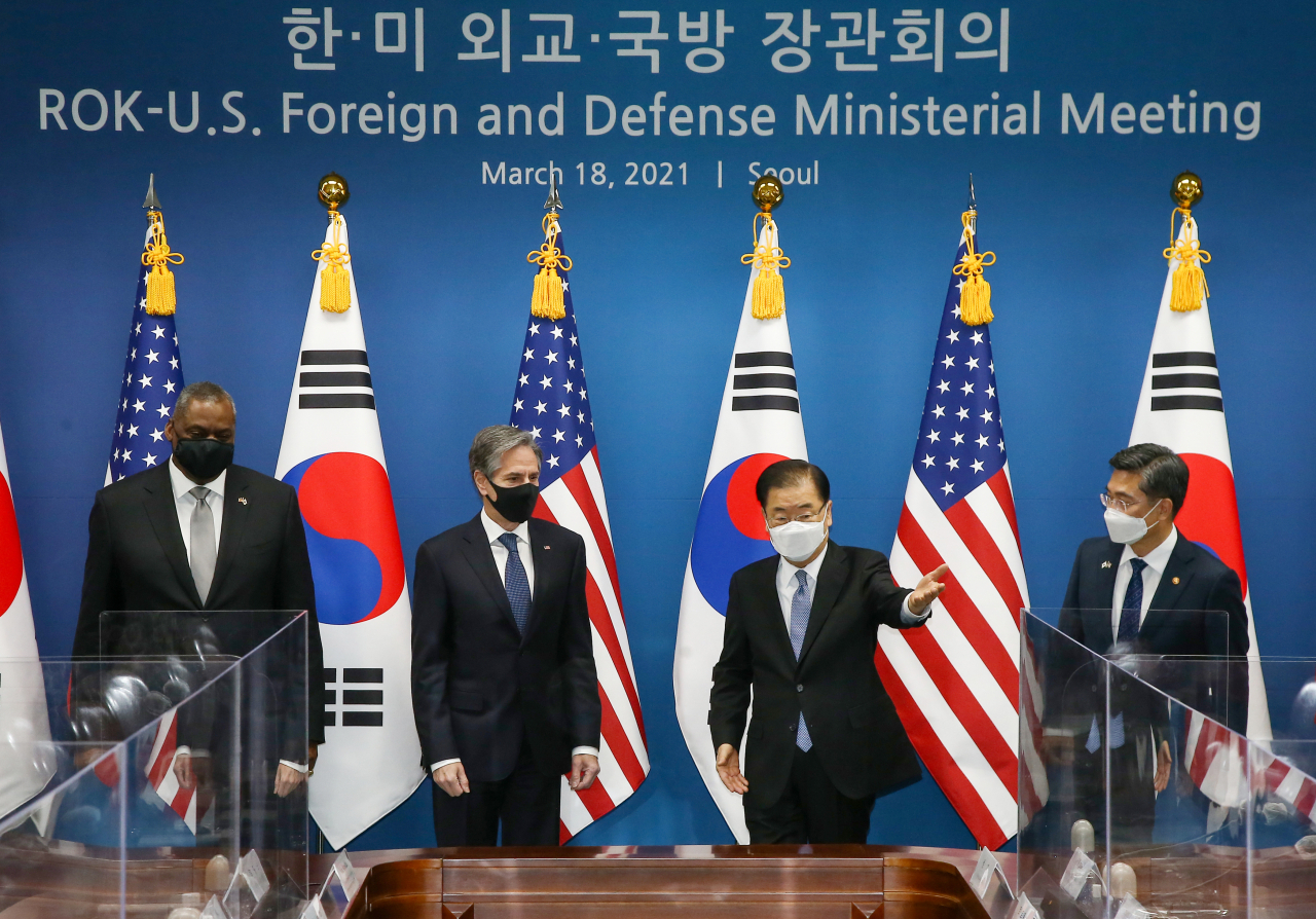 정의용 외교부 장관(오른쪽 두 번째)이 18일 서울 종로구 외교부 청사에서 열린 한·미 외교·국방 장관 회의에서 로이드 오스틴 미국 국방부 장관(왼쪽부터), 토니 블링컨 미국 국무장관에게 자리를 안내하고 있다. 오른쪽은 서욱 국방부 장관. [사진공동취재단]