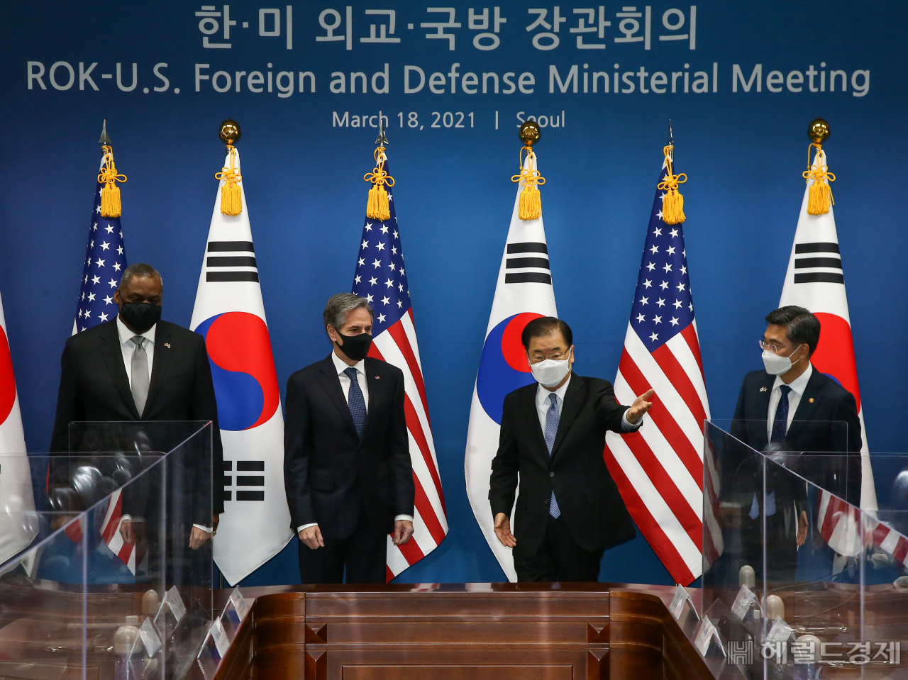 정의용 외교부 장관(왼쪽 세번째)이 18일 서울 종로구 외교부 청사에서 열린 한·미 외교·국방 장관 회의(2+2회의)에서 기념촬영을 마친 후 미국 로이드 오스틴 국방장관, 토니 블링컨 국무장관에게 자리를 안내하고 있다. 오른쪽은 서욱 국방부 장관. 2021.03.18. 사진공동취재단