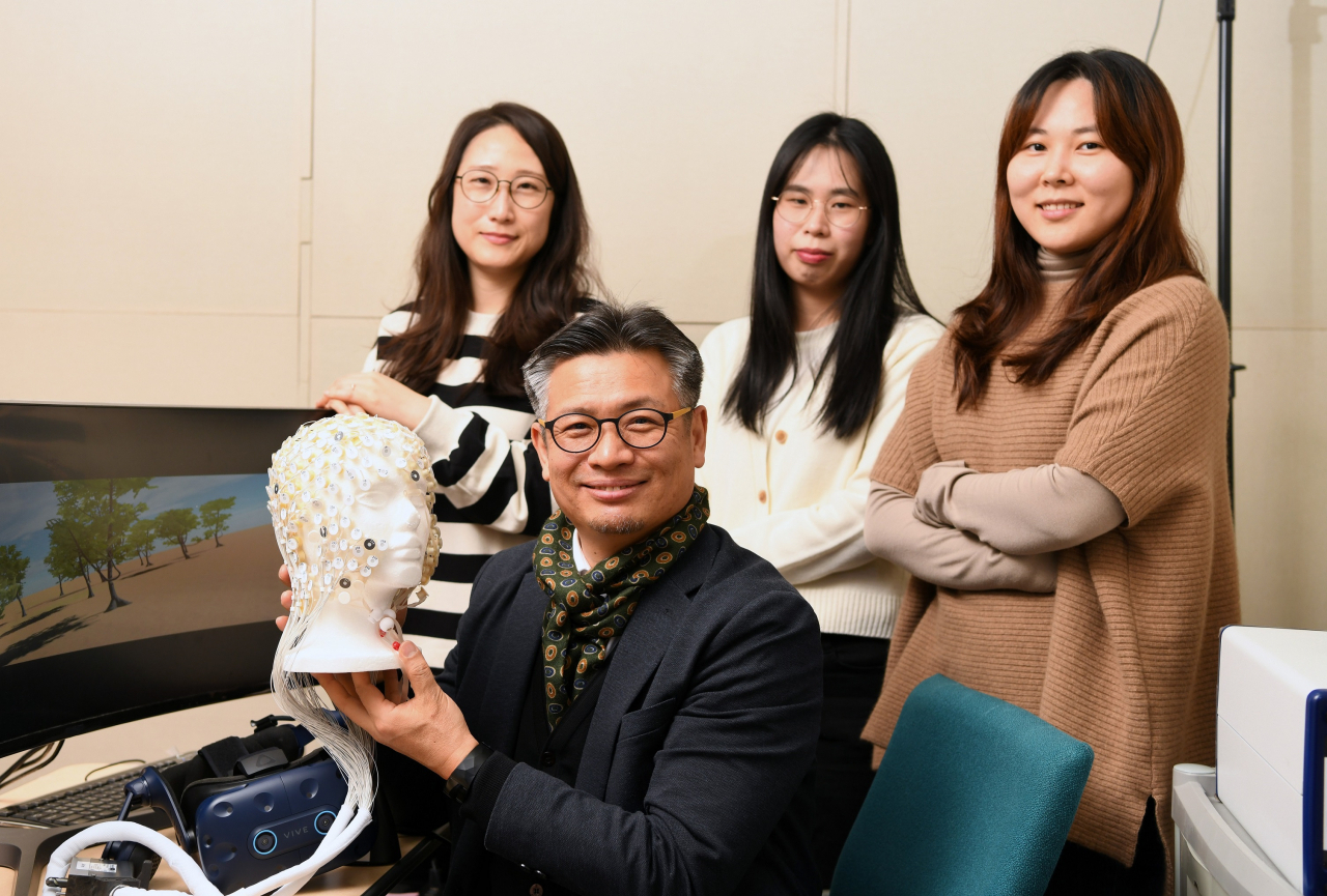 임현균(아래) 박사가 연구진과 함께 인체모형을 들어보이고 있다.[한국표준과학연구원 제공]