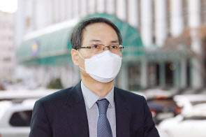 한국토지주택공사(LH) 부동산 투기 의혹 관련 정부 합동 특별수사본부 수사를 총괄하는 남구준 경찰청 국가수사본부장이 18일 오전 서울 서대문구 경찰청에 마련된 국수본으로 출근하고 있다. [연합]