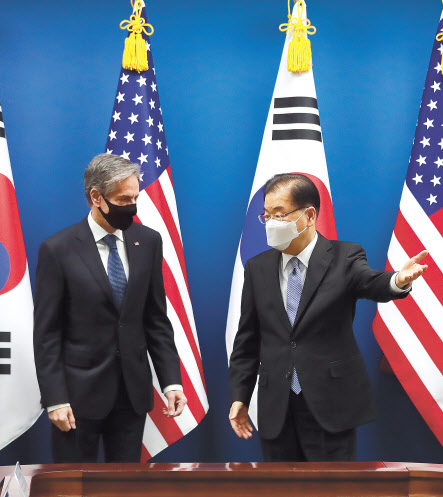 서욱 국방부 장관이 지난 17일 서울 용산구 국방부에서 열린 한미 국방장관회담에서 로이드 오스틴 미국 국방부 장관과 인사한 뒤 기념 촬영을 하고 있다(위쪽 사진). 정의용 외교부 장관이 18일 서울 종로구 외교부 청사에서 열린 한·미 외교·국방 장관 회의에서 토니 블링컨 미국 국무장관에게 자리를 안내하고 있다. [연합]