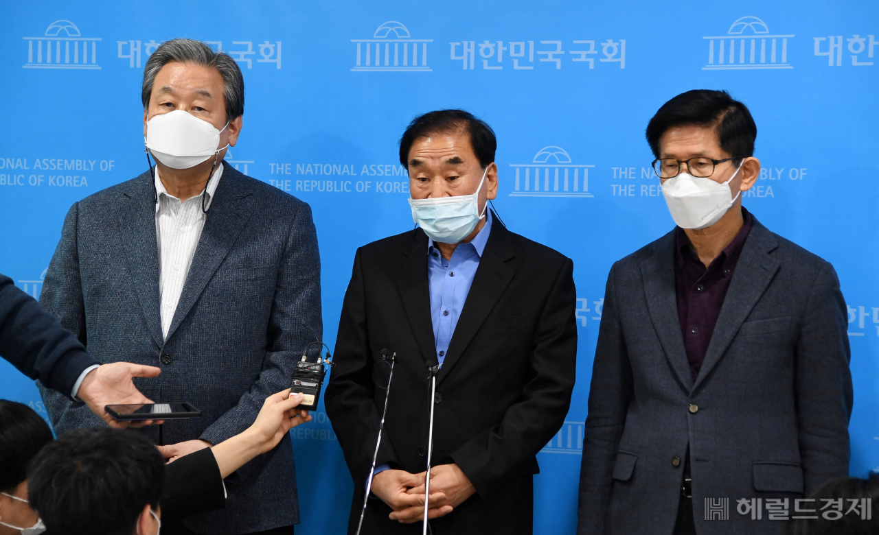 김무성 전 새누리당(국민의힘 전신) 대표와 이재오 국민의힘 상임고문, 김문수 전 경기도지사(왼쪽부터)가 18일 오후 서울 여의도 국회 소통관에서 기자회견을 열어 오세훈 국민의힘 서울시장 후보와 안철수 국민의당 서울시장 후보의 단일화 협상 결렬과 관련해 실무 협상 말고 두 후보가 직접 만나 합의할 것을 촉구하고 있다. [이상섭 기자/babtong@heraldcorp.com]