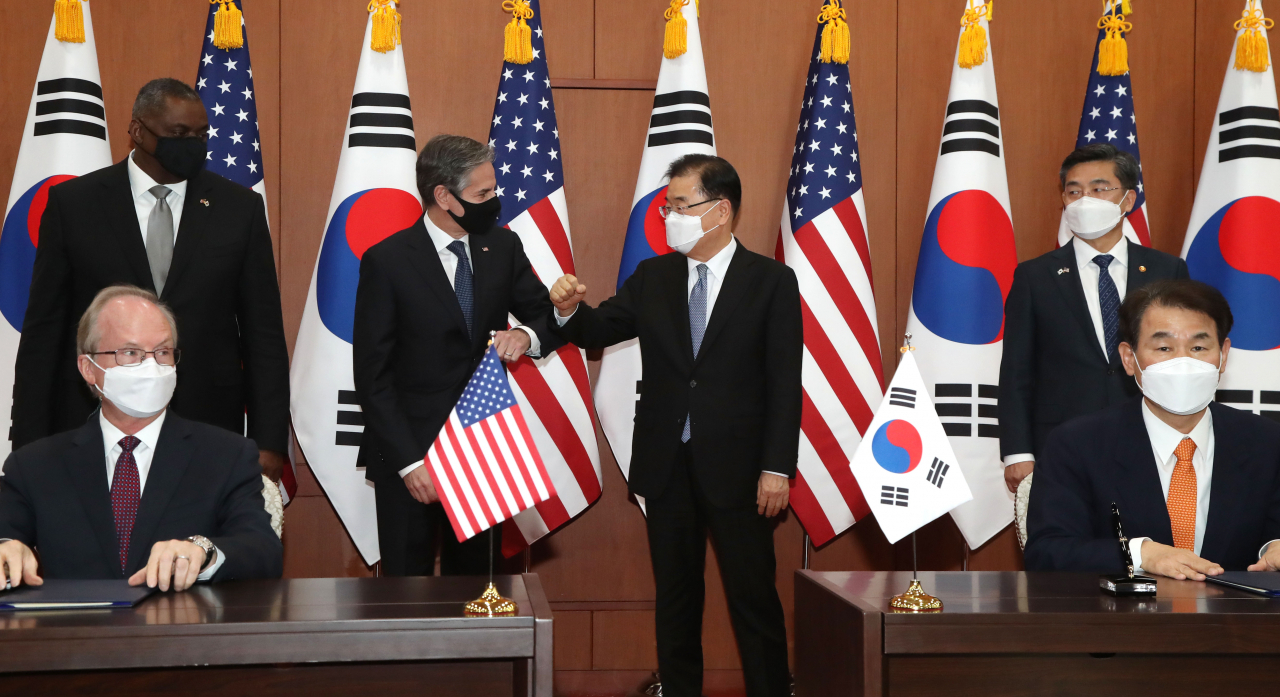 한미는 18일 외교·국방 2+2 회의를 진행했다. 정의용 외교부 장관(왼쪽 세 번째)과 토니 블링컨 미 국무부 장관(왼쪽 두 번째)이 2+2 회의 뒤 방위비분담특별협정(SMA) 가서명식을 마치고 팔꿈치 인사를 나누고 있다. [사진공동취재단]