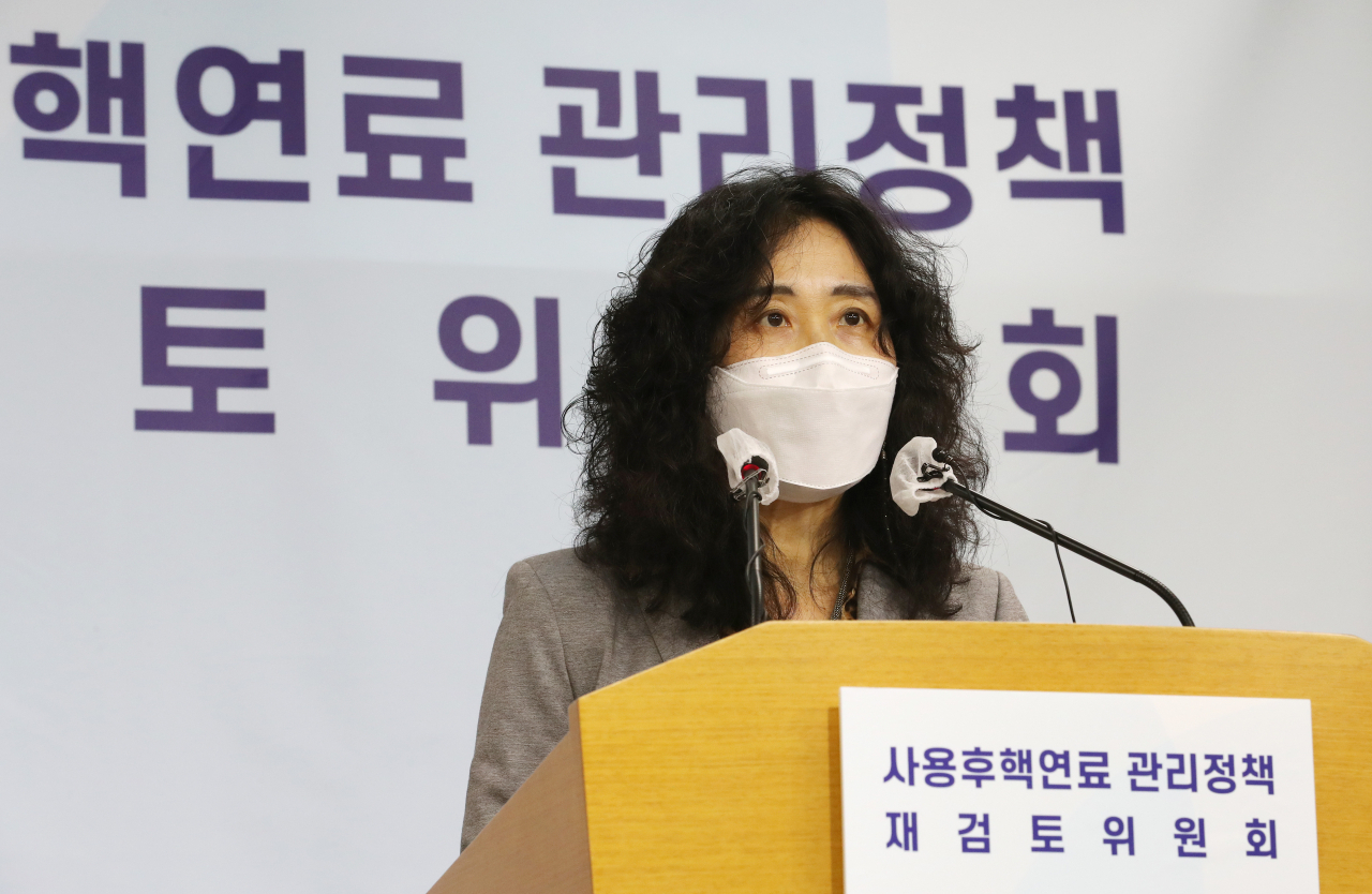 김소영 사용후핵연료 관리정책 재검토 위원회 위원장이 18일 오후 정부세종청사에서 사용후핵연료 정책 전반에 걸친 대정부 권고안을 발표하고 있다.［연합］