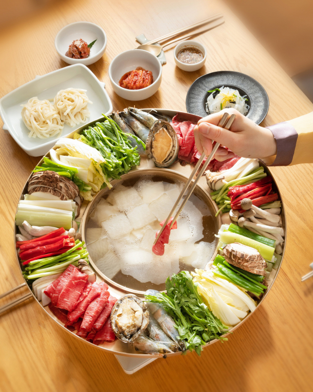 조선시대 나졸들이 머리에 쓰던 전립투 모양을 본떠서 만들 그릇을 사용한 미나리 전립투.