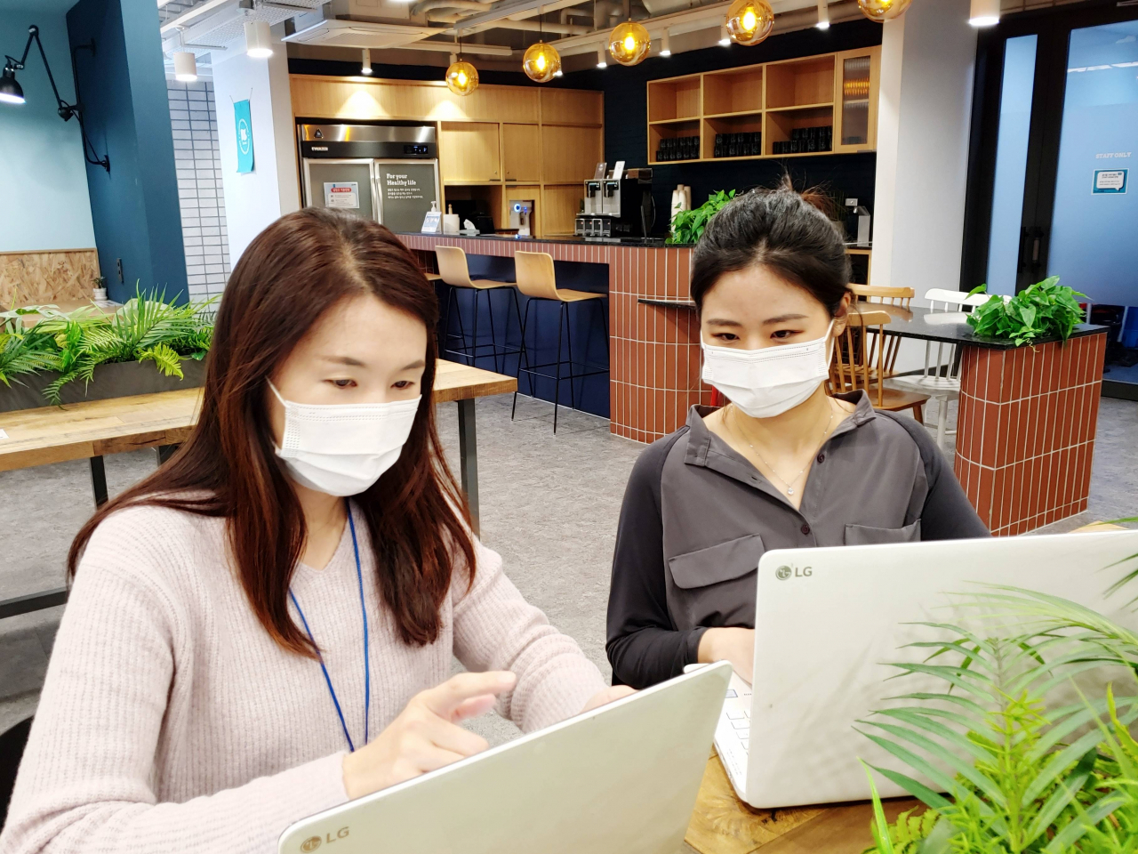 LG이노텍 직원들이 서울시 중구 연세 세브란스 빌딩에 위치한 거점 오피스에서 온라인 화상 회의시스템으로 의견을 나누고 있는 모습. [LG이노텍 제공]