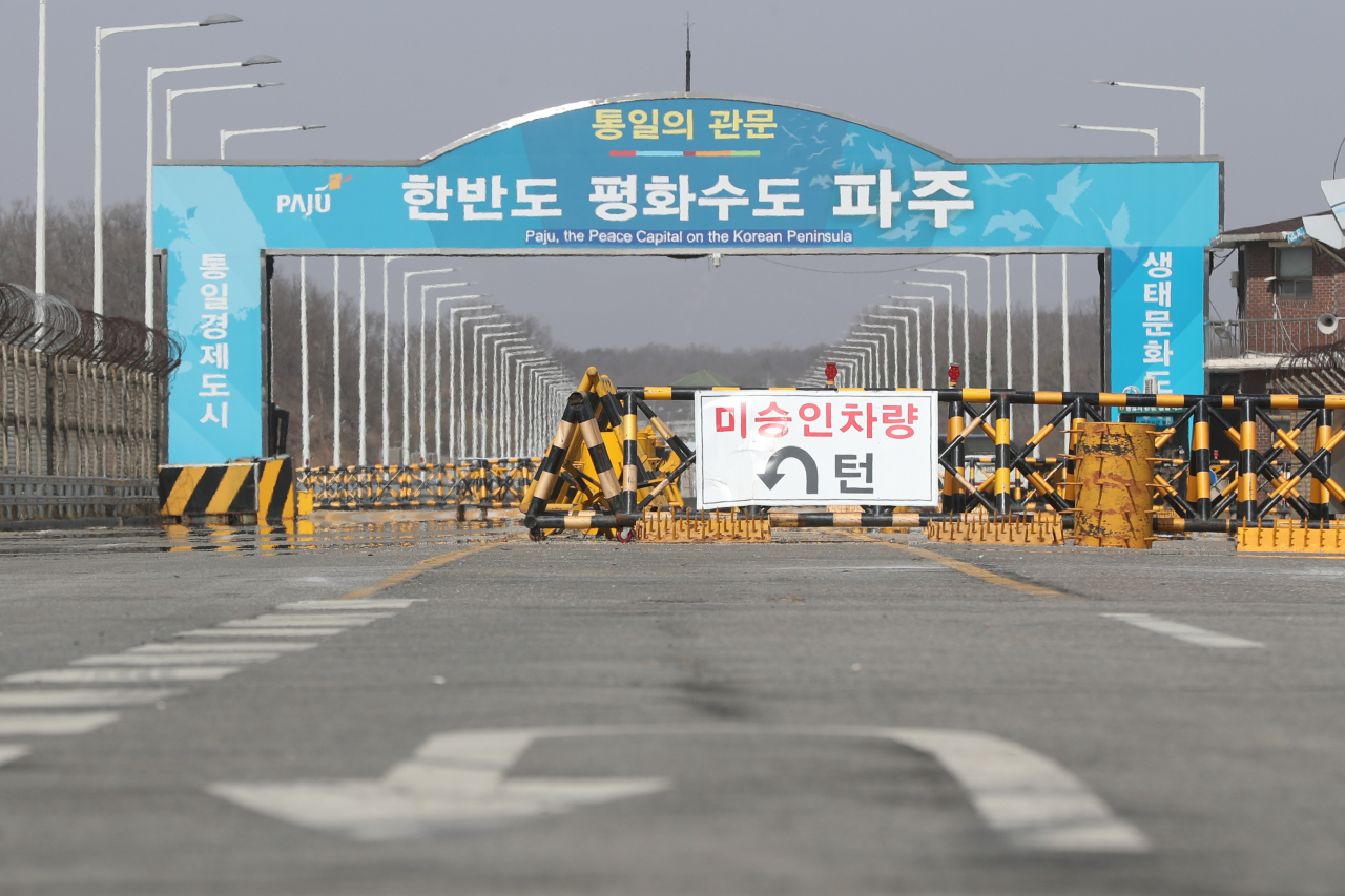 북한이 한미연합훈련에 반발하며 남북 당국 간 공식대화창구인 조국평화통일위원회(조평통) 폐지까지 거론한 16일 판문점으로 이어지는 경기도 파주시 통일대교 남단 도로에 바리케이드가 놓여 있다. 기사 내용과는 무관. [연합]