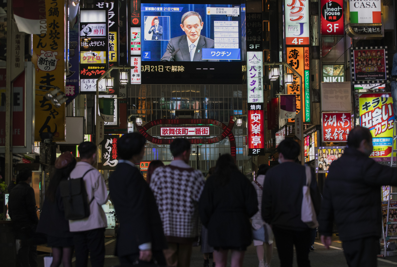 일본 정부가 신종 코로나바이러스 감염증(코로나19) 억제를 위해 수도권에 적용 중인 긴급사태를 오는 21일 시한으로 해제할 예정이지만 신규 확진자는 줄지 않고 사흘째 1000명대를 유지하고 있다.[AP]