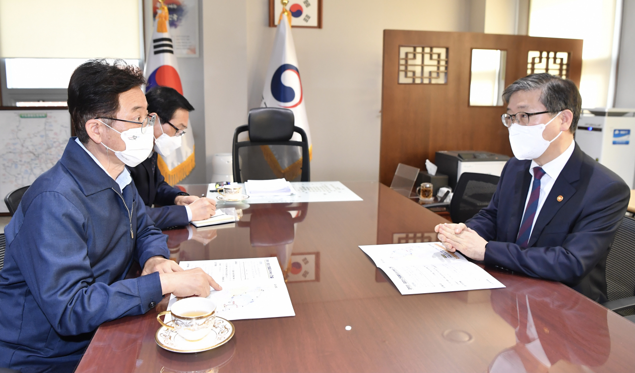 이철우 경북지사(왼쪽)가 변창흠 국토부 장관에게 철도·도로 현안 사업 지원을 요청하고 있다.[경북도 제공]
