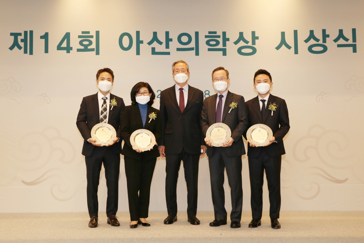(왼쪽부터) 젊은의학자부문 김진홍 서울대 생명과학부 교수, 기초의학부문 로날드 에반스 교수의 대리수상자 조혜련 박사, 정몽준 아산재단 이사장, 임상의학부문 구본권 서울대 의대 내과 교수, 젊은의학자부문 유창훈 울산대 의대 내과 교수. 서울아산병원 제공