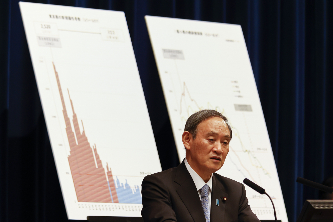 스가 요시히데(菅義偉) 일본 총리가 지난 18일 도쿄 총리관저에서 가진 기자회견에서 긴급사태 해제 결정을 발표하고 있다.[AP]