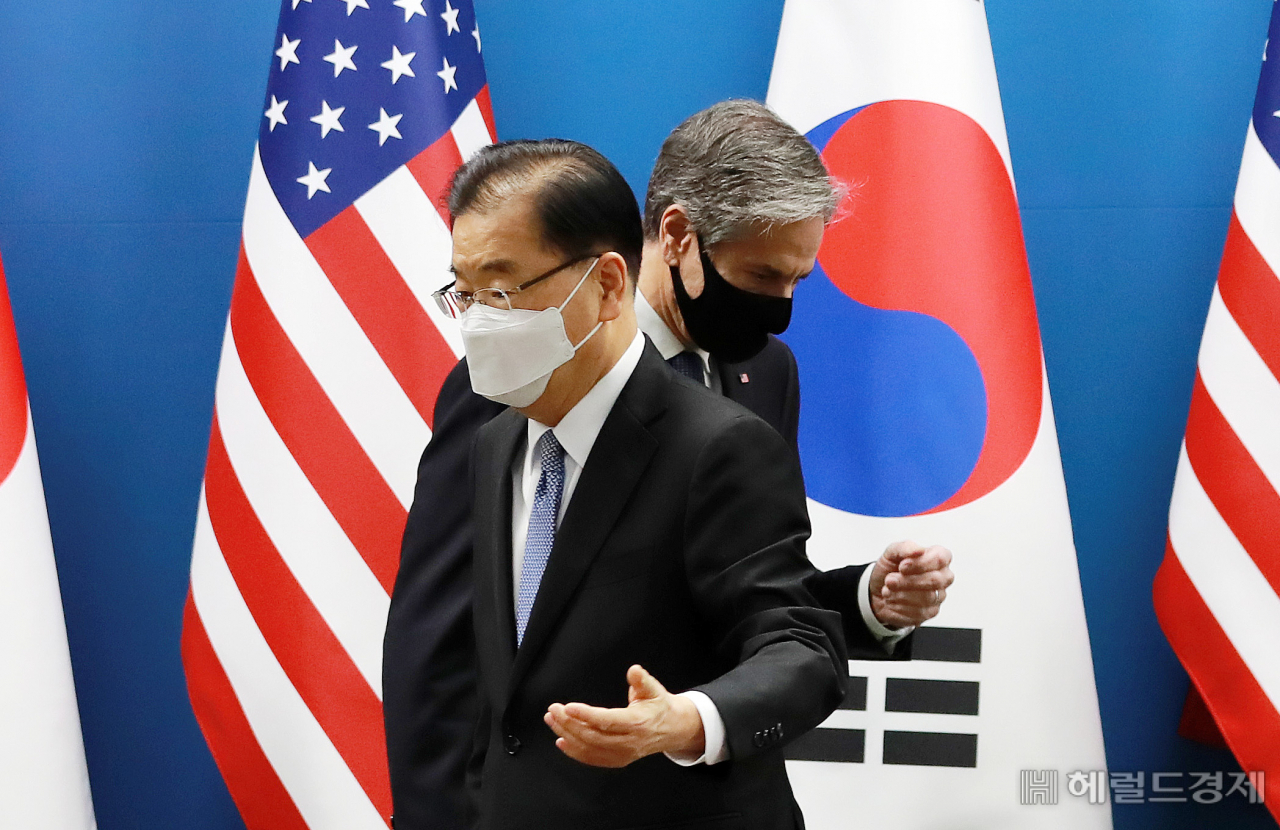 정의용 외교부 장관과 토니 블링컨 미 국무 장관이 18일 오전 서울 종로구 외교부 청사에서 열린 한미 외교·국방장관회의에 앞서 기념촬영을 마친 뒤 자리로 향하고 있다. 2021.3.18. 사진공동취재단