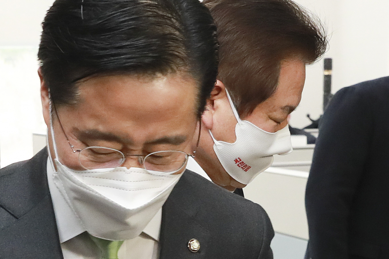 정양석 국민의힘 사무총장(뒤편)과 이태규 국민의당 사무총장이 18일 오전 서울 여의도 국회에서 오세훈-안철수 서울시장 후보의 야권 단일화 협상 결과 브리핑을 마친 뒤 헤어지고 있다. [헤럴드경제=이상섭 기자]