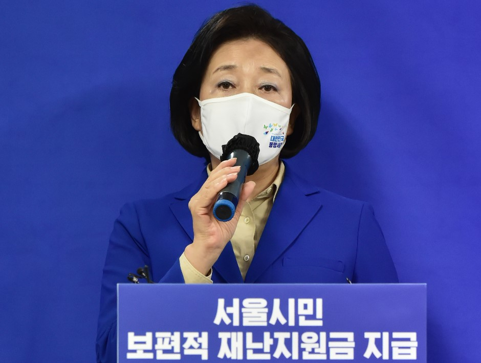 더불어민주당 박영선 서울시장 후보가 19일 서울 종로구 율곡로 안국빌딩 선거 캠프 사무실에서 '코로나19 민생위기 극복을 위한 기자회견'을 하고 있다. [연합]