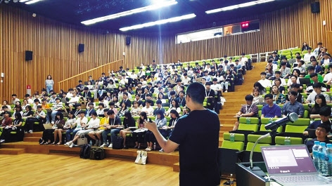 네이버 오픈클래스에 몰린 예비 네이버 개발자들 모습. [네이버 공식 블로그 제공]
