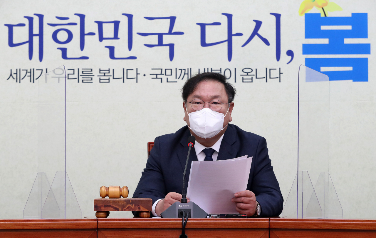 김태년 더불어민주당 당대표 직무대행이 19일 오전 국회에서 열린 최고위원회의에서 발언하고 있다. 이상섭 기자