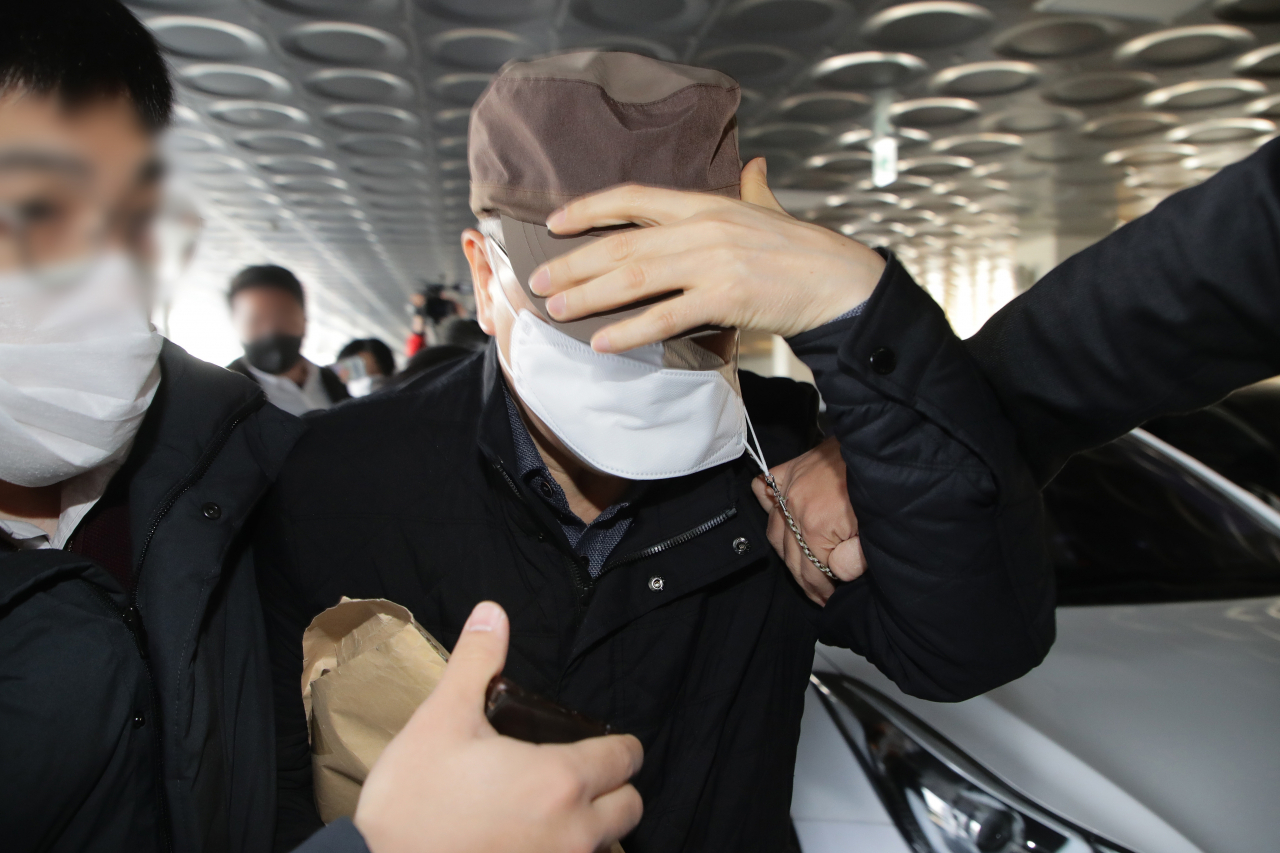 한국토지주택공사(LH) 현직 직원 A씨가 19일 오전 LH 직원들의 경기 광명·시흥 신도시 투기 의혹 관련 조사를 받기 위해 경기 수원 경기남부경찰청으로 들어가고 있다. [연합]