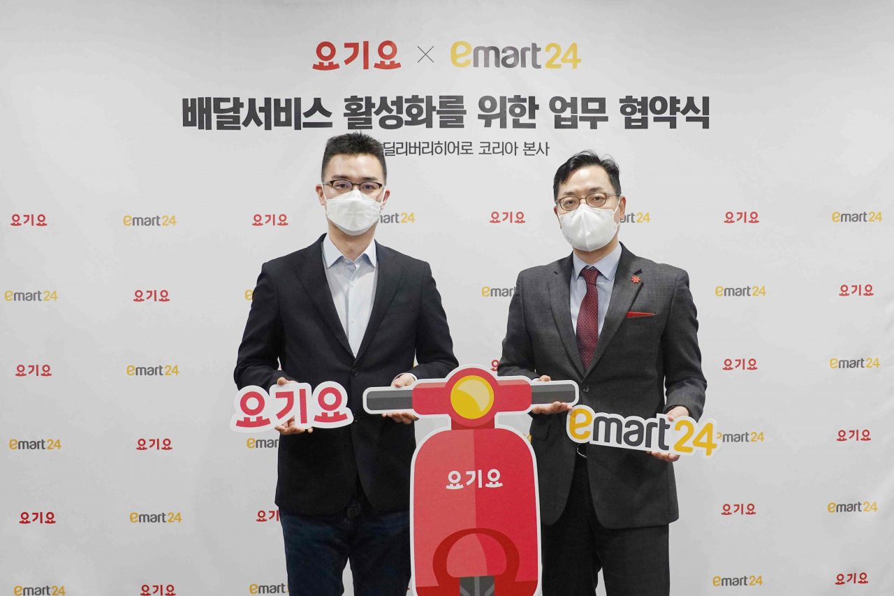 지난 18일 서울 서초구 딜리버리히어로 코리아 본사에서 강인석 이마트24 운영기획담당 상무(사진 오른쪽)가 박해웅 딜리버리히어로 코리아 영업총괄과 업무협약 체결 후 기념촬영을 하고 있다.[이마트24 제공]