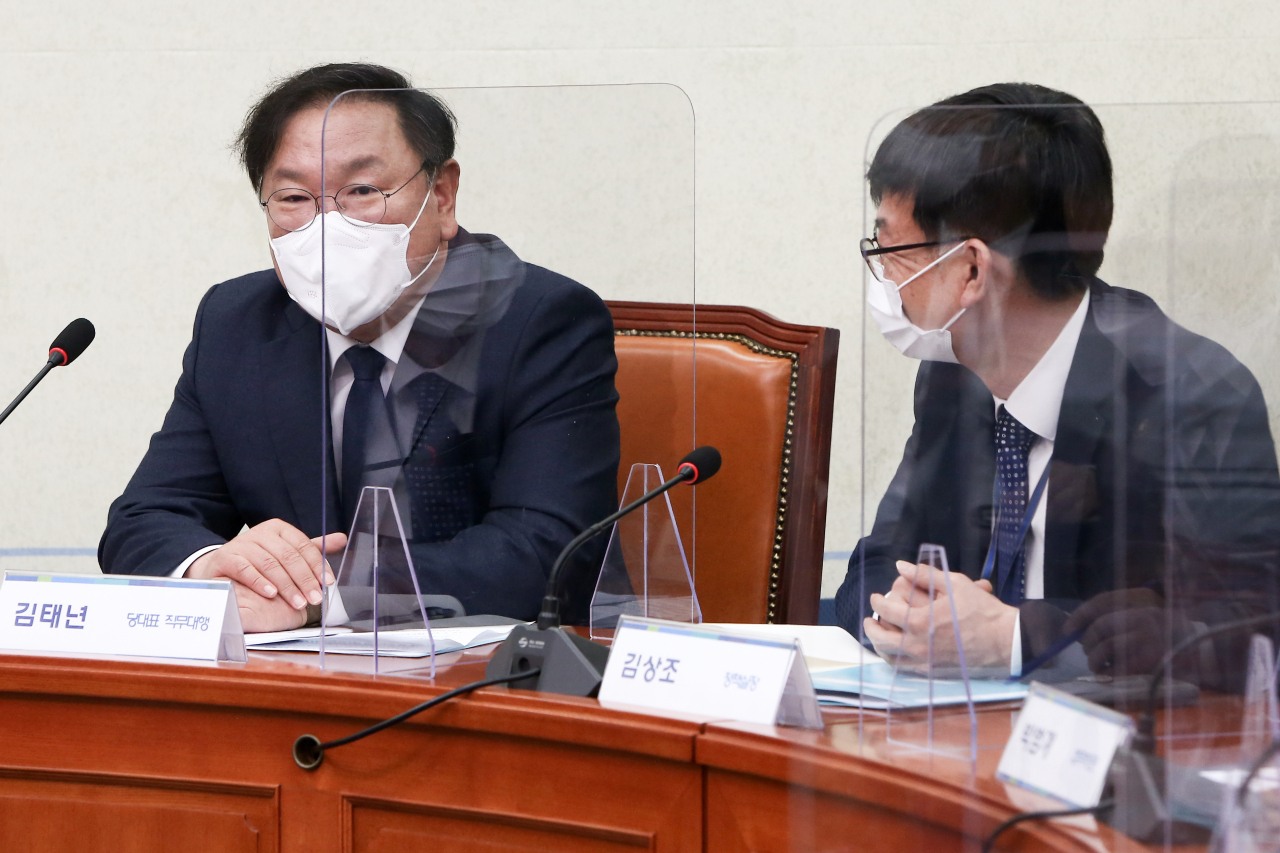 김태년 더불어민주당 당대표 직무대행과 김상조 청와대 정책실장이 19일 오전 국회 당대표회의실에서 열린 제3차 고위당정협의회에서 대화하고 있다. 이상섭 기자