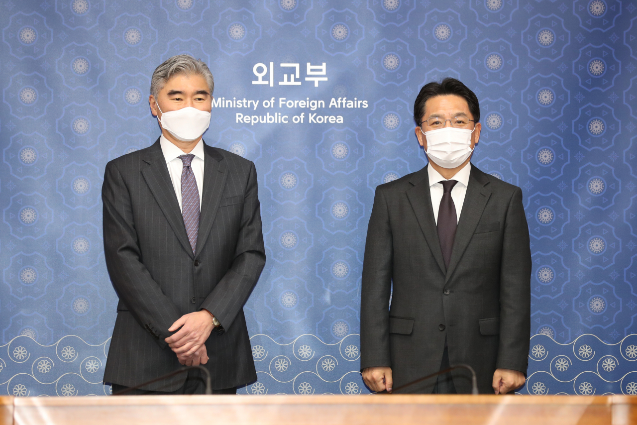 19일 서울 종로구 외교부에서 노규덕 한반도본부장(오른쪽)과 성 김 미 국무부 동아태 차관보 대행이 면담에 앞서 기념촬영에 나섰다. [연합]