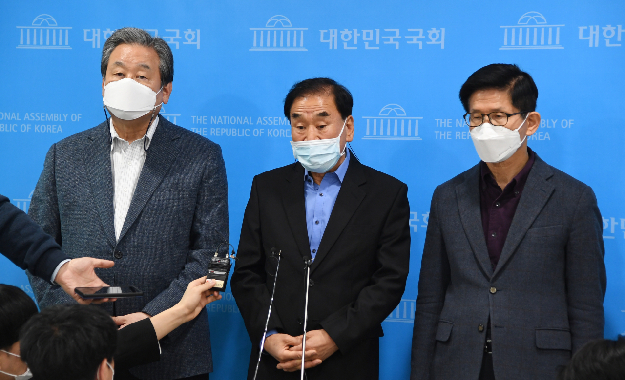 국민의힘 김무성 전 의원과 폭정종식 비상시국연대 공동대표인 이재오 전 의원과 김문수 전 경기도지사가 18일 오후 서울 여의도 국회 소통관에서 국민의힘 오세훈 후보와 국민의당 안철수 후보가 직접 만나 단일화할 것과 김종인 비상대책위원장의 즉각 사퇴를 요구하고 있다. [헤럴드경제=이상섭 기자]