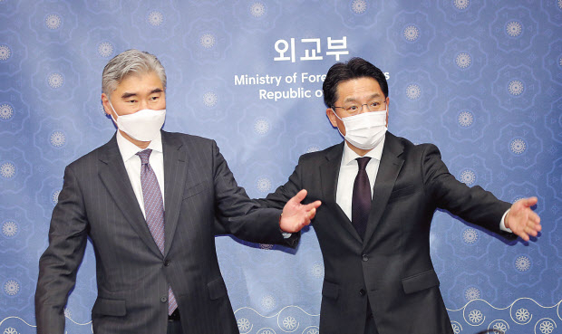 노규덕 한반도본부장(오른쪽)이 19일 외교부를 방문한 성 김 미 국무부 동아태 차관보 대행을 면담하기 전 기념촬영을 마친 뒤 자리를 안내하고 있다. 이날 두 사람은 한미북핵수석특별대표 협의를 진행했다. [연합]