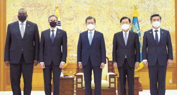 문재인 대통령은 18일 오후 청와대에서 미국의 토니 블링컨 국무장관과 로이드 오스틴 국방장관을 접견했다. 왼쪽부터 오스틴 장관과 블링컨 장관, 문 대통령, 정의용 외교부 장관, 서욱 국방부 장관. [연합]