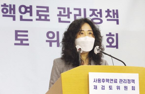 김소영 사용후핵연료 관리정책 재검토 위원회 위원장이 18일 오후 정부세종청사에서 사용후핵연료 정책 전반에 걸친 대정부 권고안을 발표하고 있다. ［연합］
