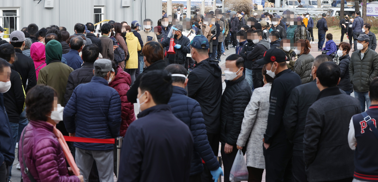 19일 오전 서울시 구로구역 앞에 설치된 코로나19 임시선별검사소를 찾은 시민과 외국인 등이 검체 검사를 위해 대기하고 있다. 사이먼 스미스 주한영국대사는 18일 트위터에 올린 영상메시지를 통해 서울시와 일부 지방자치단체에서 외국인노동자의 코로나19 검사 의무화 조치가 불공정하며 효과적이지 않을 것이라고 비판했다. 한편 이날 0시 기준 신규 코로나19 확진자 수는 463명으로 사흘 연속 400명대를 기록했다. [연합]