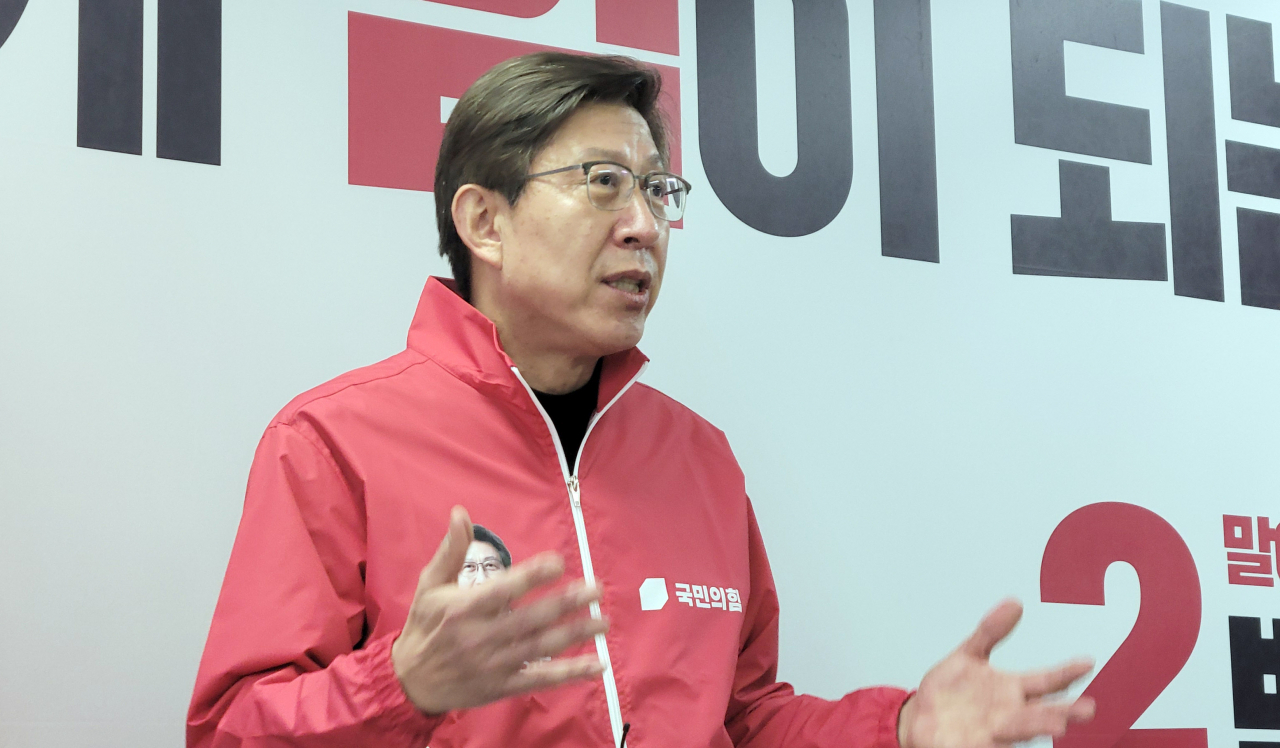 박형준 국민의힘 부산시장 후보가 19일 오전 부산 부산진구에 있는 후보 사무실 브리핑룸에서 기자회견을 열고 엘시티 아파트 매입과 관련해 해명을 하고 있다. [연합]