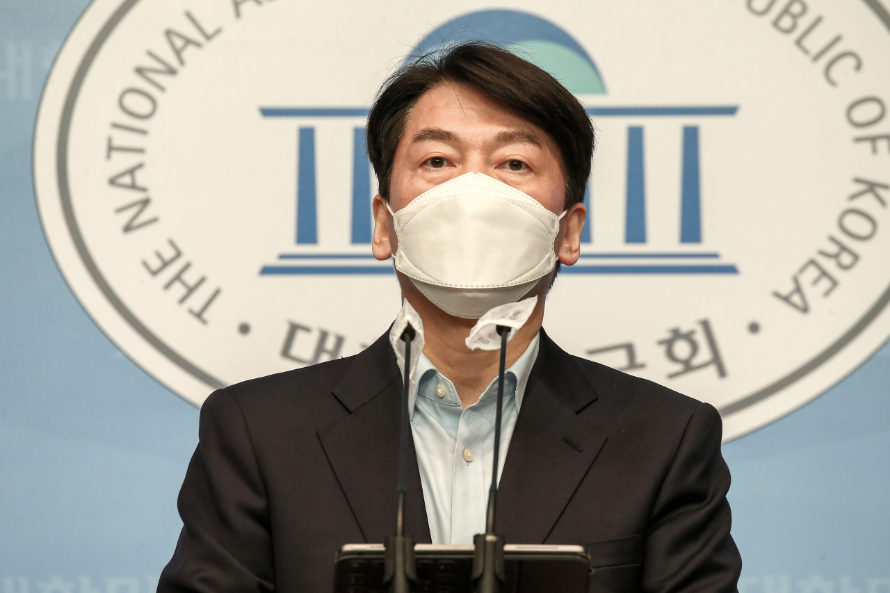 안철수 국민의당 서울시장 후보가 19일 국회 소통관에서 긴급 기자회견을 열고 국민의힘의 단일화 요구를 수용하겠다고 발표하고 있다. 안 후보는 "국민의힘 김종인 비상대책위원장과 오세훈 후보가 요구한 단일화 방식을 수용하겠다"고 말했다. [헤럴드경제=이상섭 기자]