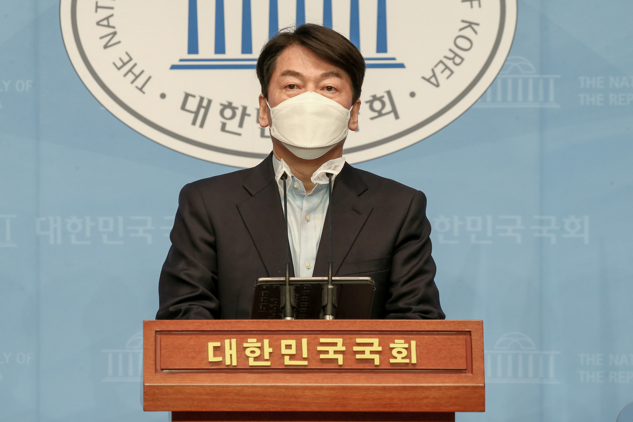 국민의당 안철수 서울시장 후보가 19일 국회 소통관에서 긴급 기자회견을 열고 국민의힘의 단일화 요구를 수용하겠다고 발표하고 있다. 안 후보는 "국민의힘 김종인 비상대책위원장과 오세훈 후보가 요구한 단일화 방식을 수용하겠다"고 말했다. [이상섭 기자]