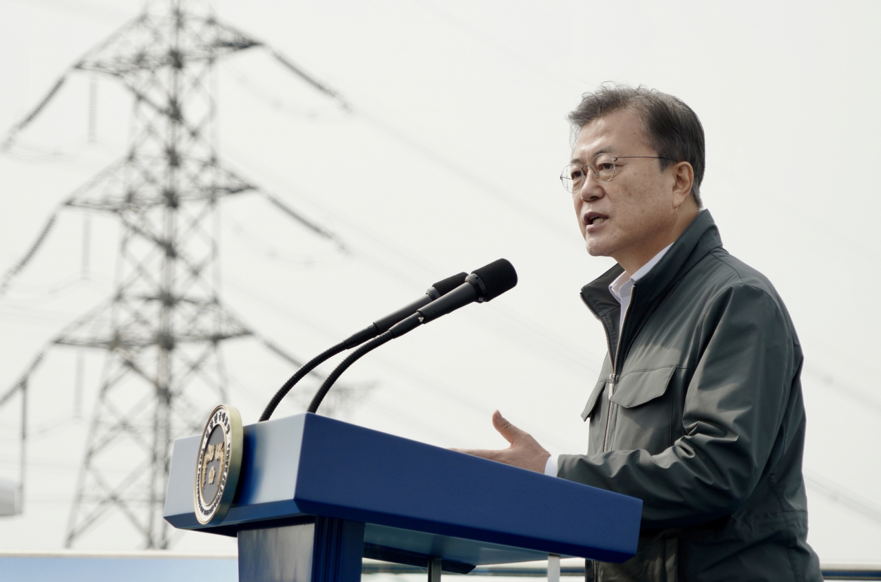 문재인 대통령이 19일 오후 충남 보령 화력발전소에서 열린 '충남 에너지전환과 그린뉴딜 전략 보고'에 참석, 발언하고 있다. [연합]