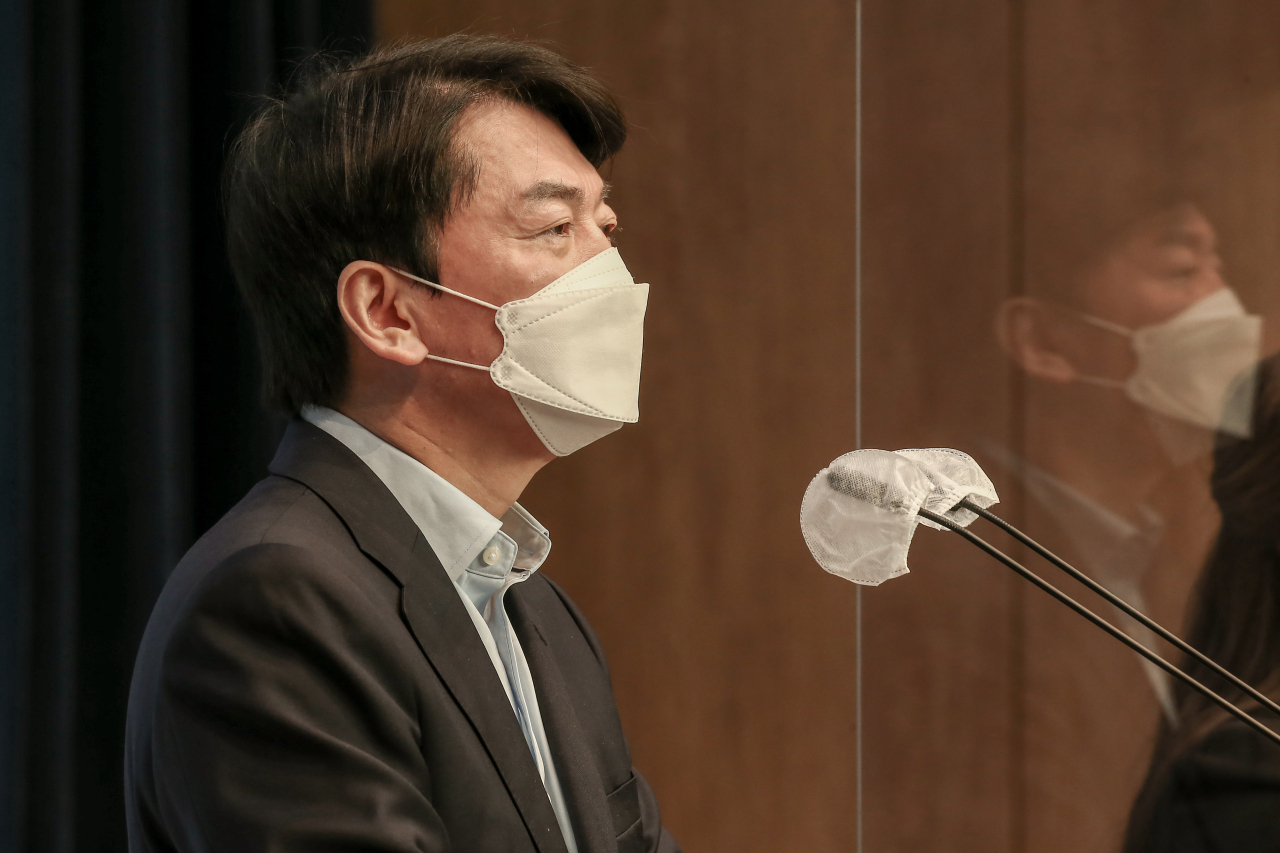 안철수 국민의당 서울시장 후보가 19일 국회 소통관에서 긴급 기자회견을 열고 국민의힘의 단일화 요구를 수용하겠다고 발표하고 있다. 안 후보는 "국민의힘 김종인 비상대책위원장과 오세훈 후보가 요구한 단일화 방식을 수용하겠다"고 말했다. [이상섭 기자]