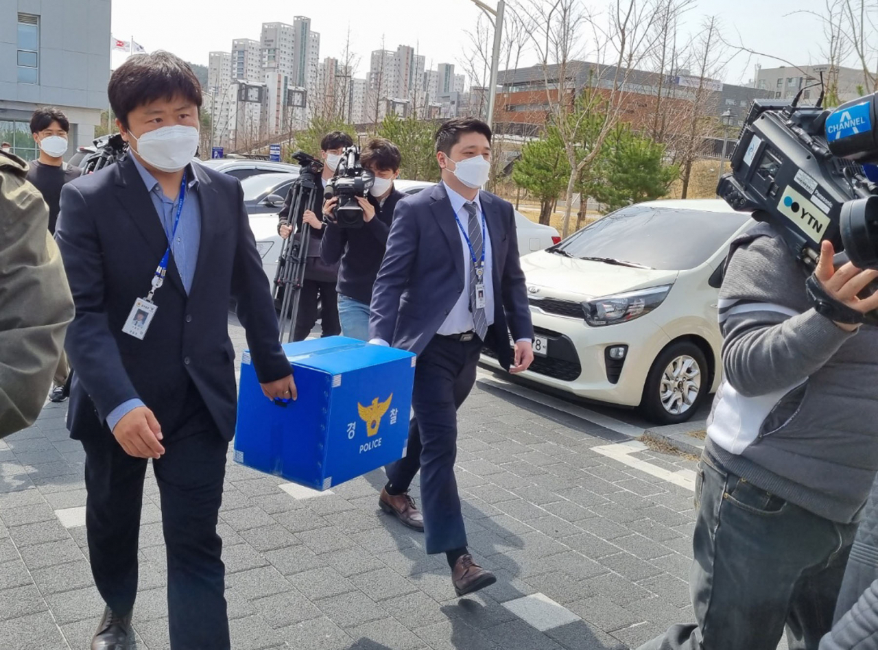공무원 등의 부동산 투기 의혹을 수사하는 세종경찰이 19일 오후 세종시청 산업입지과 압수수색을 마치고 자료를 옮기고 있다. [연합]