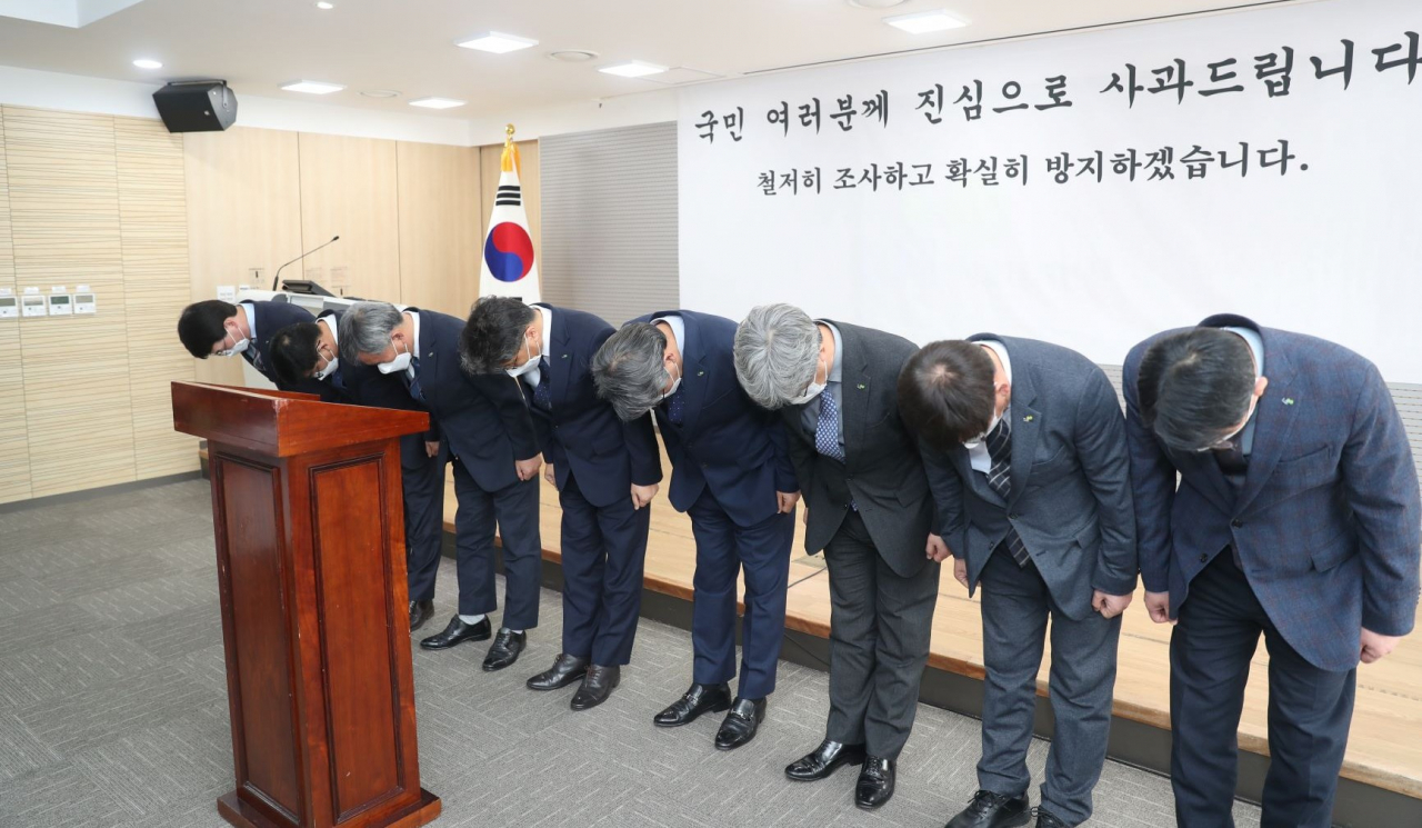 LH는 최근 발생한 일부 직원의 신도시 사전 투기 의혹에 대한 조사와 신속한 재발방지 대책 마련을 위한 비상대책회의를 개최하고, 사전투기 의혹 발생에 대한 대국민 사과문을 지난 4일 발표했다. 사진은 장충모 LH 부사장을 비롯한 LH 관계자들이 대국민 사과를 하는 모습. [LH 제공]