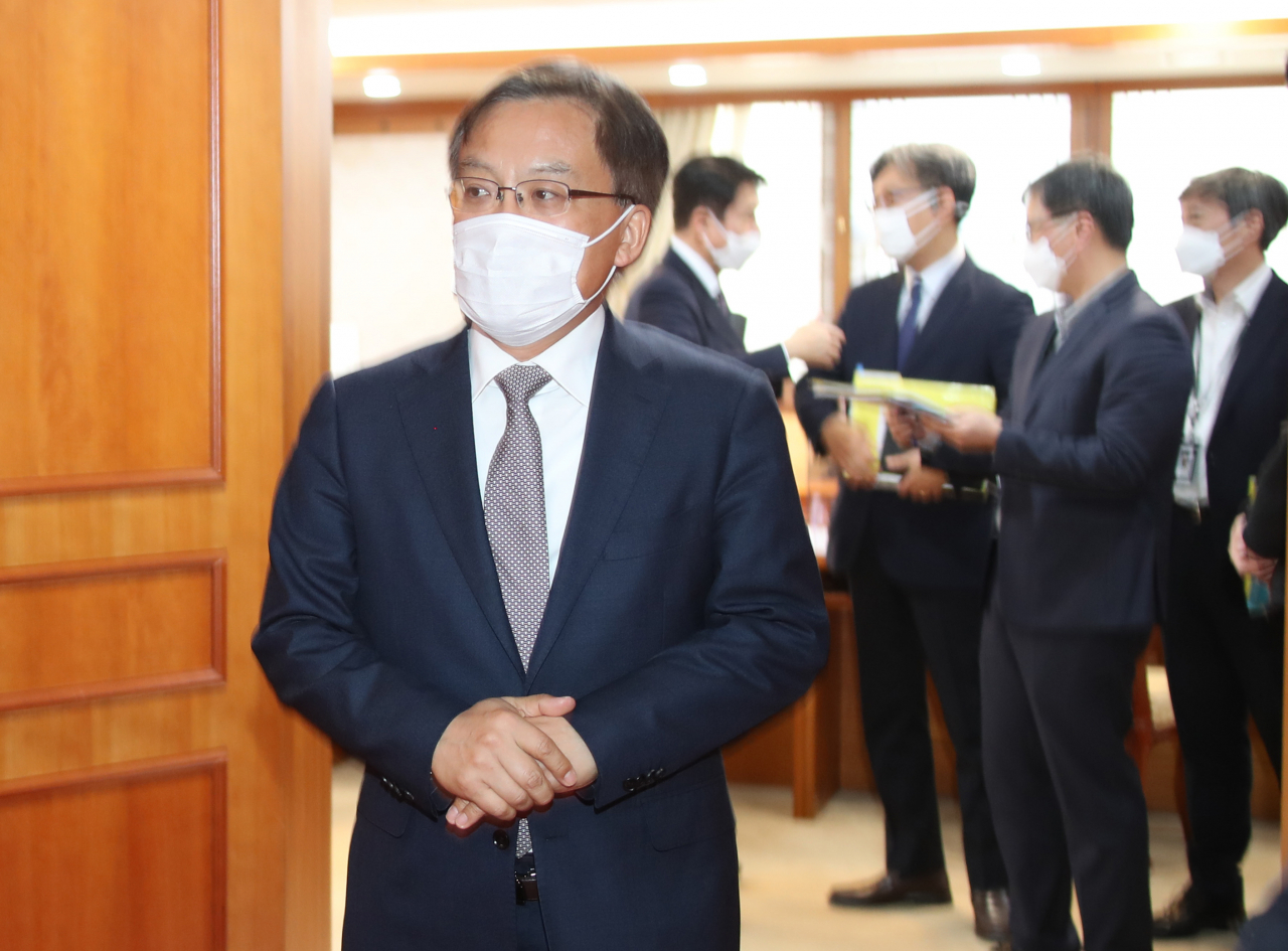 검찰총장 직무대행인 조남관 대검찰청 차장검사가 지난 10일 정부서울청사에서 열린 한국토지주택공사(LH) 직원들의 3기 새도시 투기 의혹 수사를 위한 긴급 관계기관 회의를 마치고 나오고 있다. [연합]