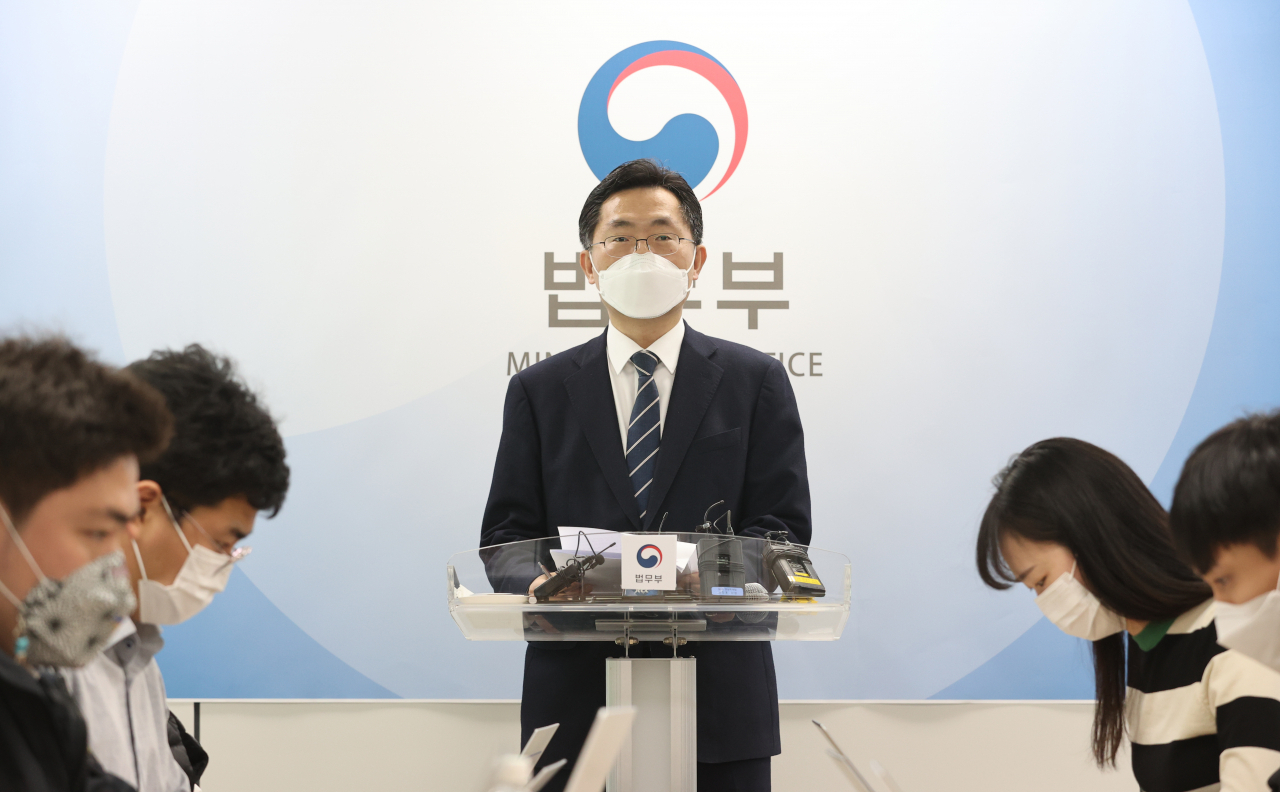17일 오후 서울 서초구 서울고등검찰청에서 이정수 법무부 검찰국장이 한명숙 전 국무총리 사건 관련 수사지휘권 발동 브리핑을 하고 있다. [연합]