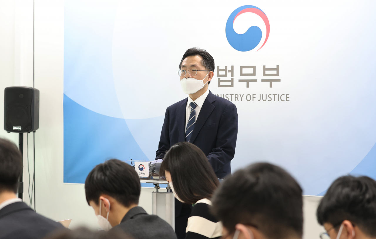 17일 오후 서울 서초구 서울고등검찰청에서 이정수 법무부 검찰국장이 한명숙 전 국무총리 사건 수사지휘권 발동 관련 브리핑을 하고 있다. [연합]