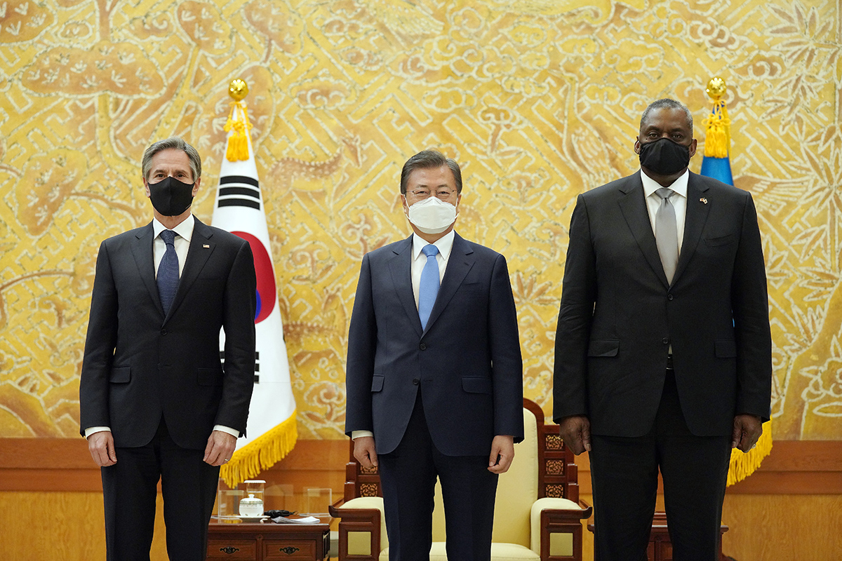 미국 국무부가 ‘2020 한국 인권보고서’를 통해 한국 정부가 일부 대북 비정부기구(NGO)의 활동을 제한했다는 식으로 기술했다고 미국의소리(VOA) 방송이 20일 보도했다. 문재인 대통령이 청와대에서 미국의 토니 블링컨 국무장관과 로이드 오스틴 국방장관을 접견하고 있다. [헤럴드DB]