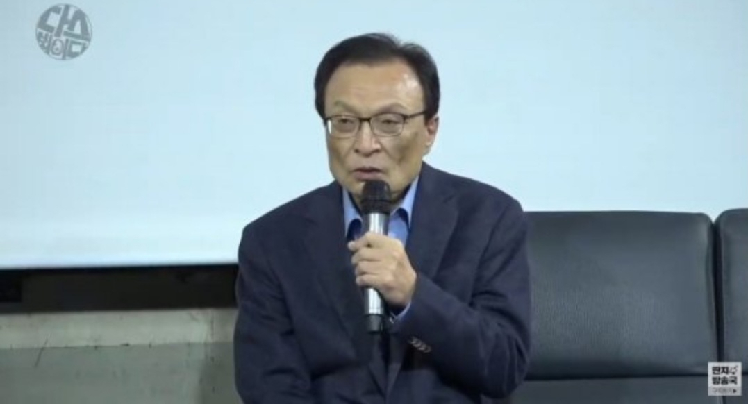 이해찬 더불어민주당 전 대표가 지난 19일 유튜브 방송 '김어준의 다스뵈이다'에 출연해 발언하고 있다. [김어준의 다스뵈이다 캡처]