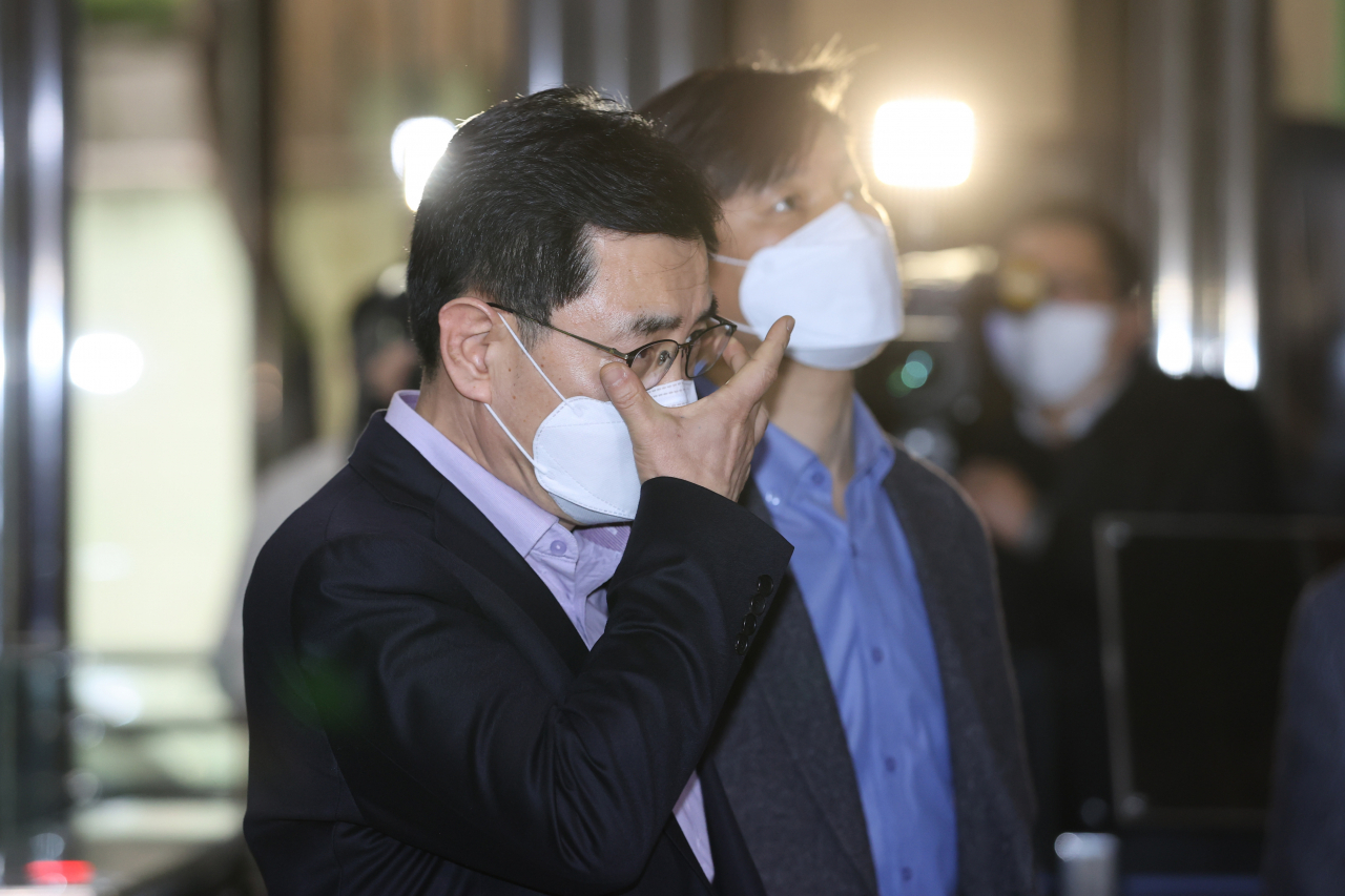 정부 합동특별수사본부(특수본)이 전날 합동조사단으로부터 수사 의뢰받은 지자체와 지방공기업 소속 직원 23명의 부동산 투기 의혹에 대한 내사에 돌입했다. 최승렬 경찰청 수사국장이 전날 행정안전부로부터 수사의뢰를 받기 앞서 이동하고 있다. [연합]