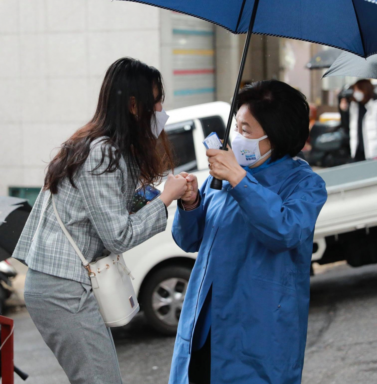 박영선(오른쪽) 더불어민주당 서울시장 후보는 20일 강북권 공략을 펼쳤다. 성북구를 찾은 박 후보가 시민과 주먹인사를 나누고 있다. [박영선 후보 페이스북]