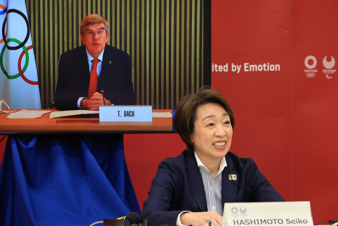 하시모토 세이코(橋本聖子·오른쪽) 도쿄올림픽 조직위원회 회장이 지난 20일 개최된 일본 정부와 도쿄도(東京都), 대회 조직위원회, 국제올림픽위원회(IOC), 국제패럴림픽위원회(IPC) 간 온라인 5자 회의에서 토마스 바흐(왼쪽) IOC 위원장과 대화하고 있는 모습. [EPA]