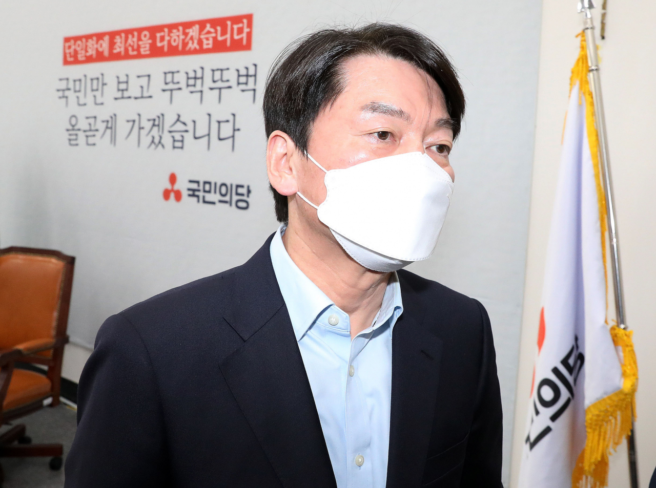 안철수 국민의당 서울시장 후보가 19일 오후 서울 여의도 국회에서 단일화에 관한 입장을 밝히는 기자간담회를 한 뒤 회의실을 나서고 있다. [연합]