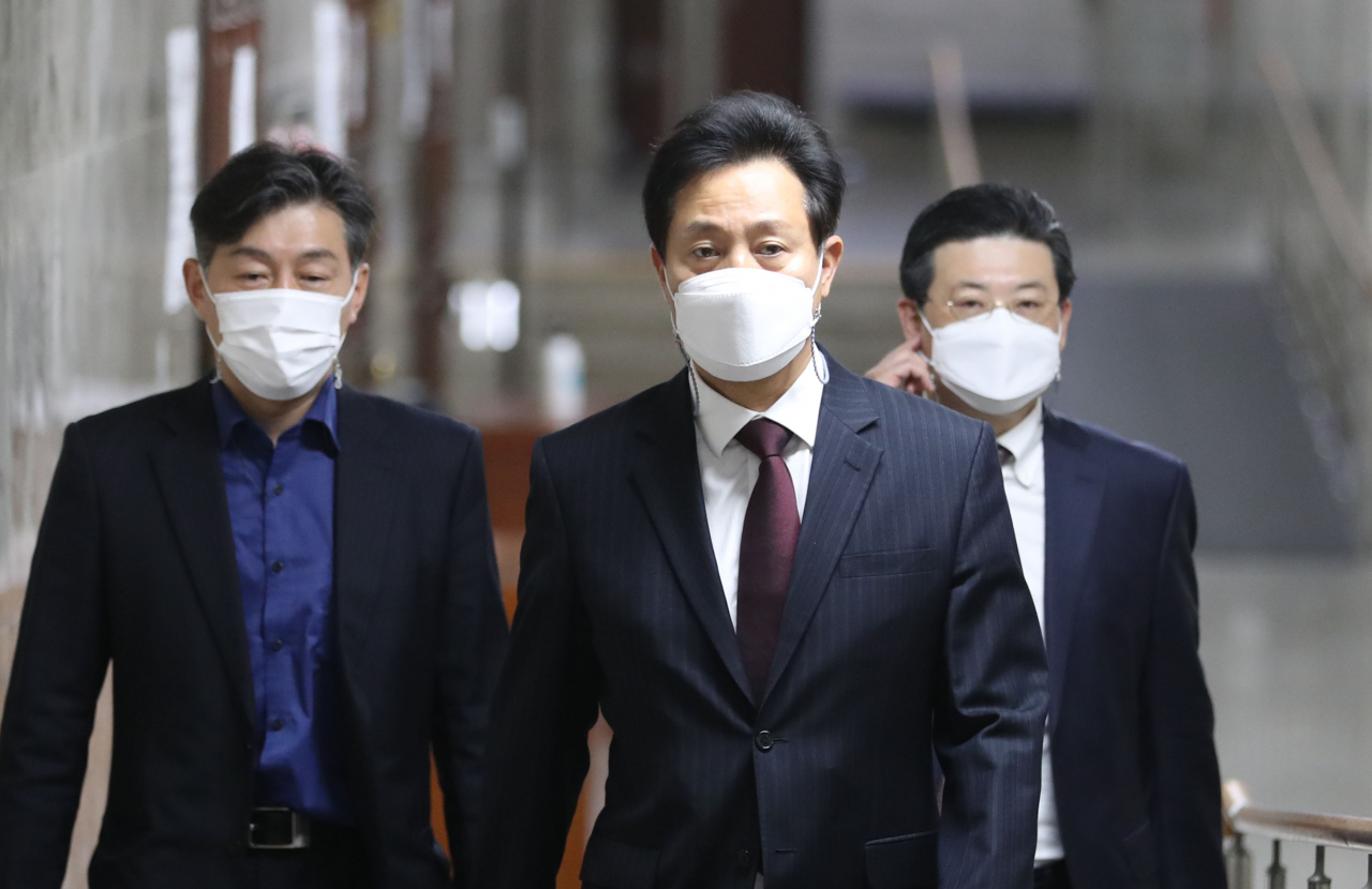 오세훈 국민의힘 서울시장 후보가 지난 19일 오후 안철수 국민의당 후보가 제안한 '무선전화 100%'를 받아들이겠다는 기자회견을 한 뒤 국회로 이동해 면담을 하기 위해 정양석 사무총장실로 향하고 있다. [연합]