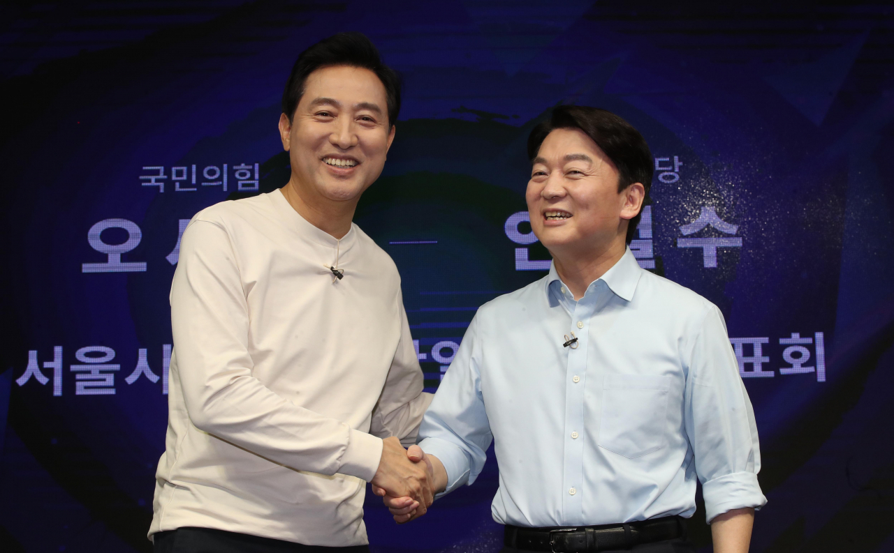 오세훈 국민의힘 서울시장 후보와 안철수 국민의당 서울시장 후보가 15일 서울 영등포 더플러스 스튜디오에서 열린 단일화 비전발표회에 앞서 포토타임을 갖고 있다. [연합]