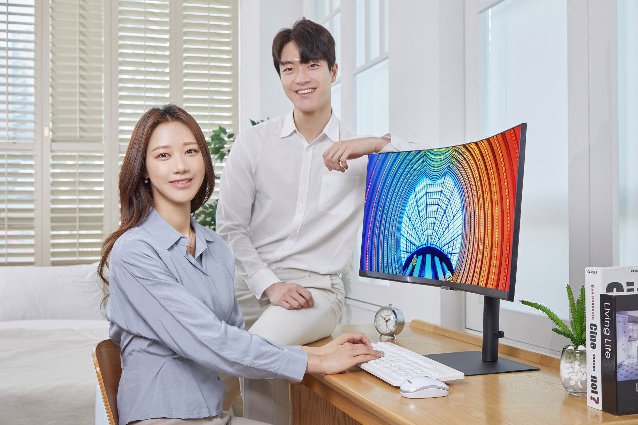 삼성전자 모델이 서울 소재의 한 스튜디오에서 신제품 고해상도 모니터(S65UA)를 소개하고 있다. [삼성전자 제공]